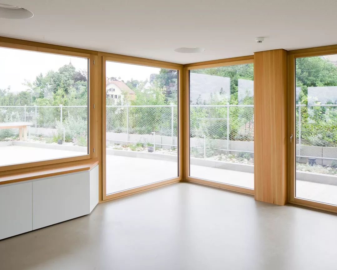 瑞士楚格 Frauensteinmatt 看护中心,和谐材质与景观融入的宜人空间-17