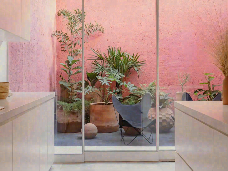 Дом с зеленой крышей и вековыми деревьями: экологичный проект MCxA Group-12