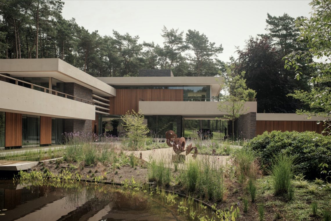 Wellnesstuin met zwembad tussen het groen in Zeist - HOOG.design - Exclusive living inspiration-0