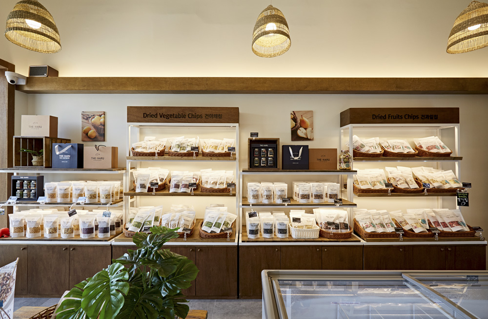 10 坪无人超市的白色与木纹之美-6