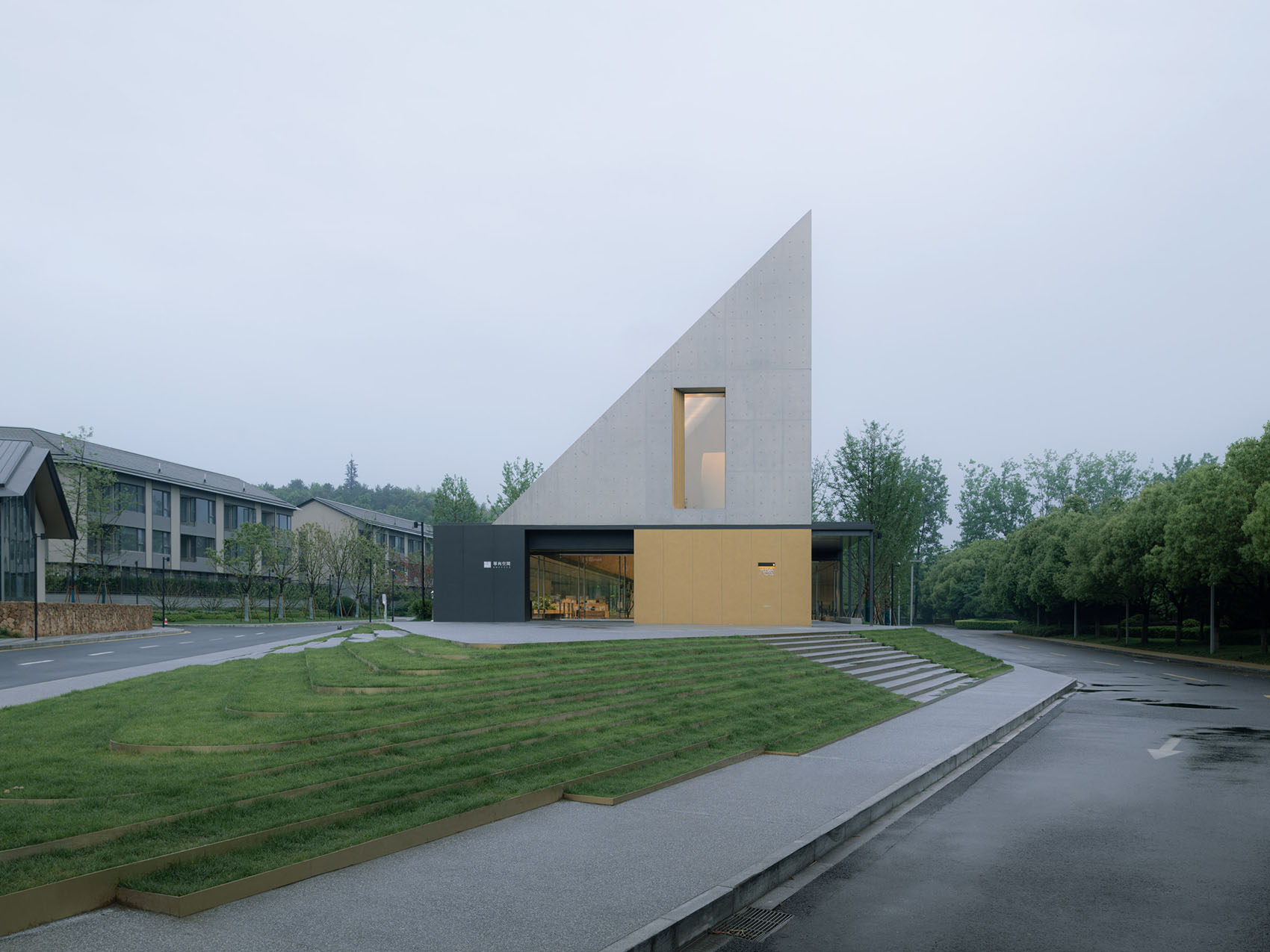 杭州阴雨天的良渚大谷仓建筑丨中国杭州丨大舍建筑,本质映像-12
