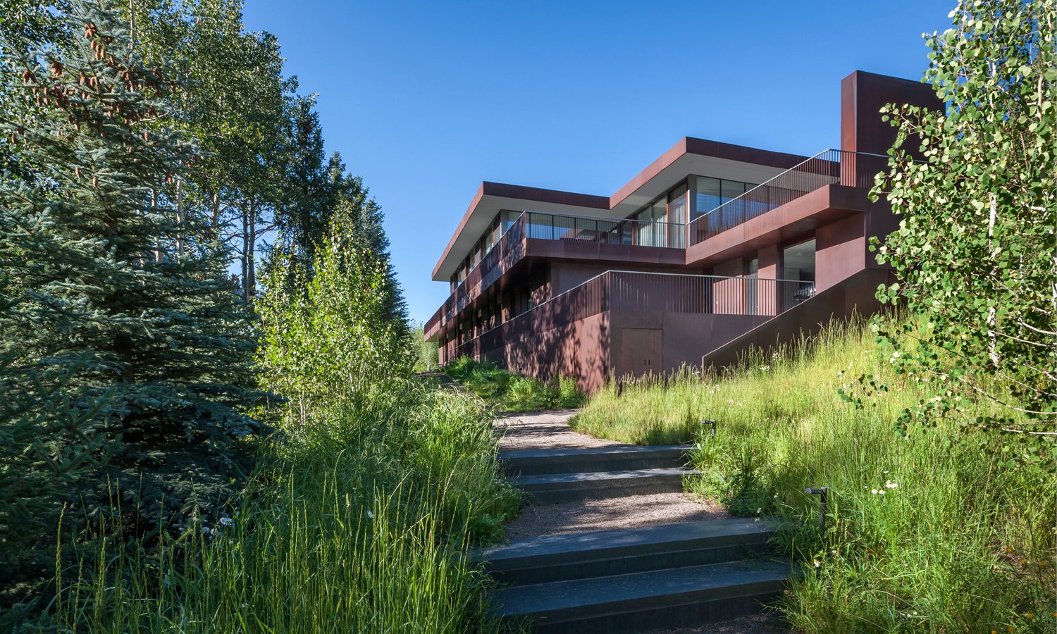 钢铁屋；钢铁房子；钢铁建筑（根据具体语境可能有不同的准确表述，这里钢铁屋是较为通用的翻译） 丨VJAA-5