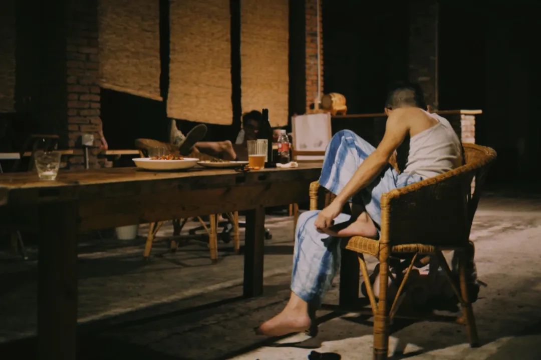 11 个陌生人同居 3 年,私生活首次曝光 | 看似佛系,实则野心勃勃-161