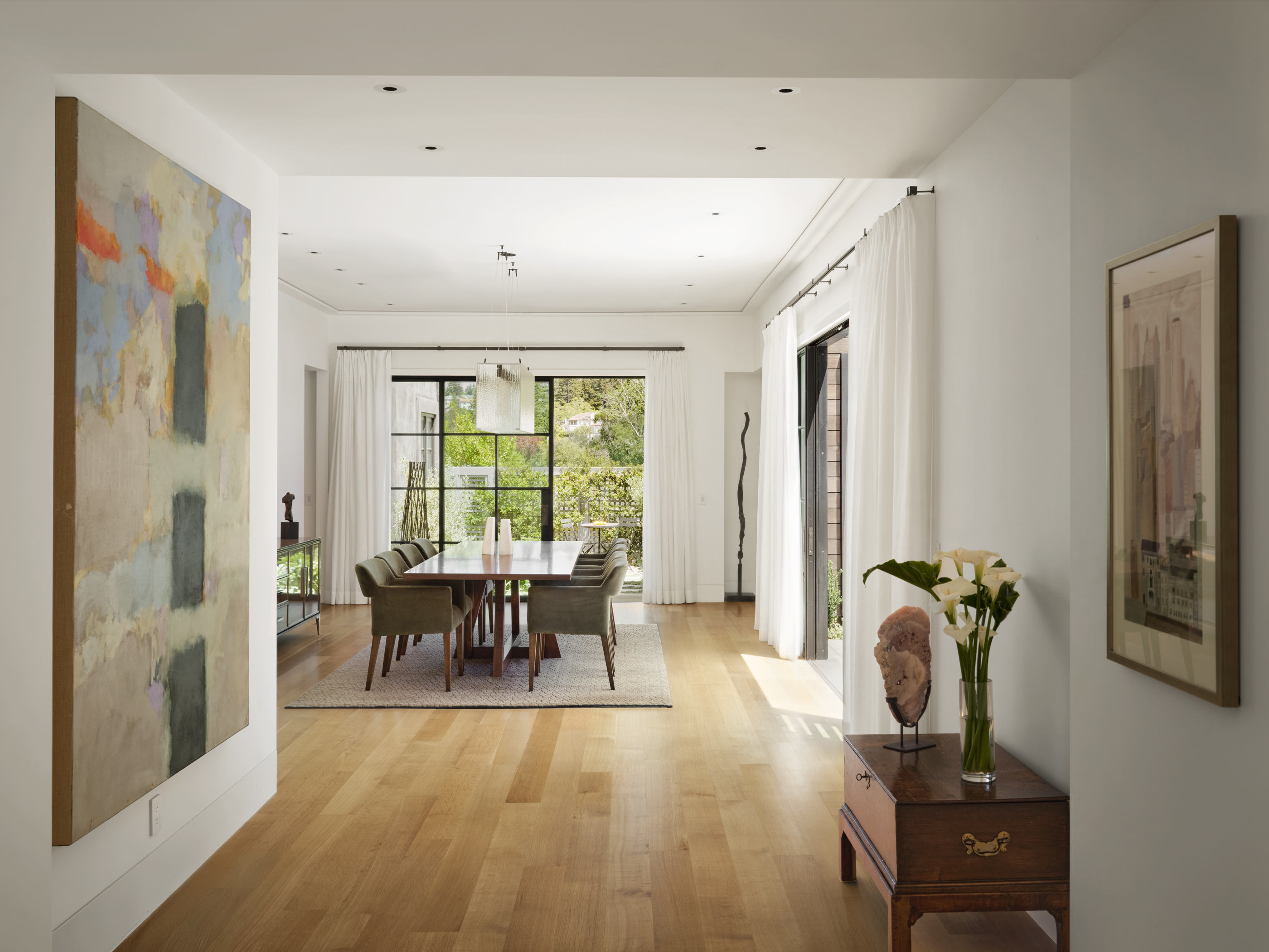 法院大楼；市政厅（部分地区用法），结合常见表达，这里最合适的单一翻译为**法院大楼** 丨美国加利福尼亚-3