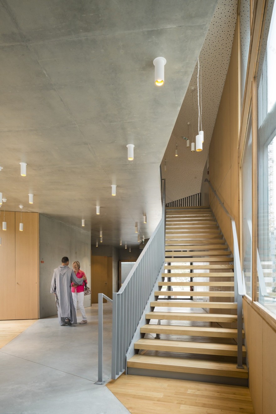 折叠 zinc 外壳中的宁静圣所——法国 Ensemble Pastoral Catholique 教堂设计-9