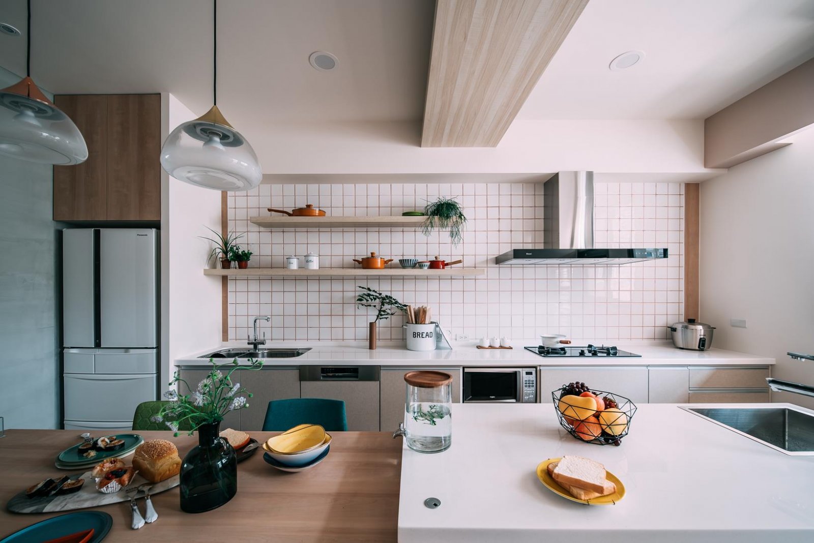 绿意盎然的家 | DIY 植物、纸飞机天花板、中岛厨房-17