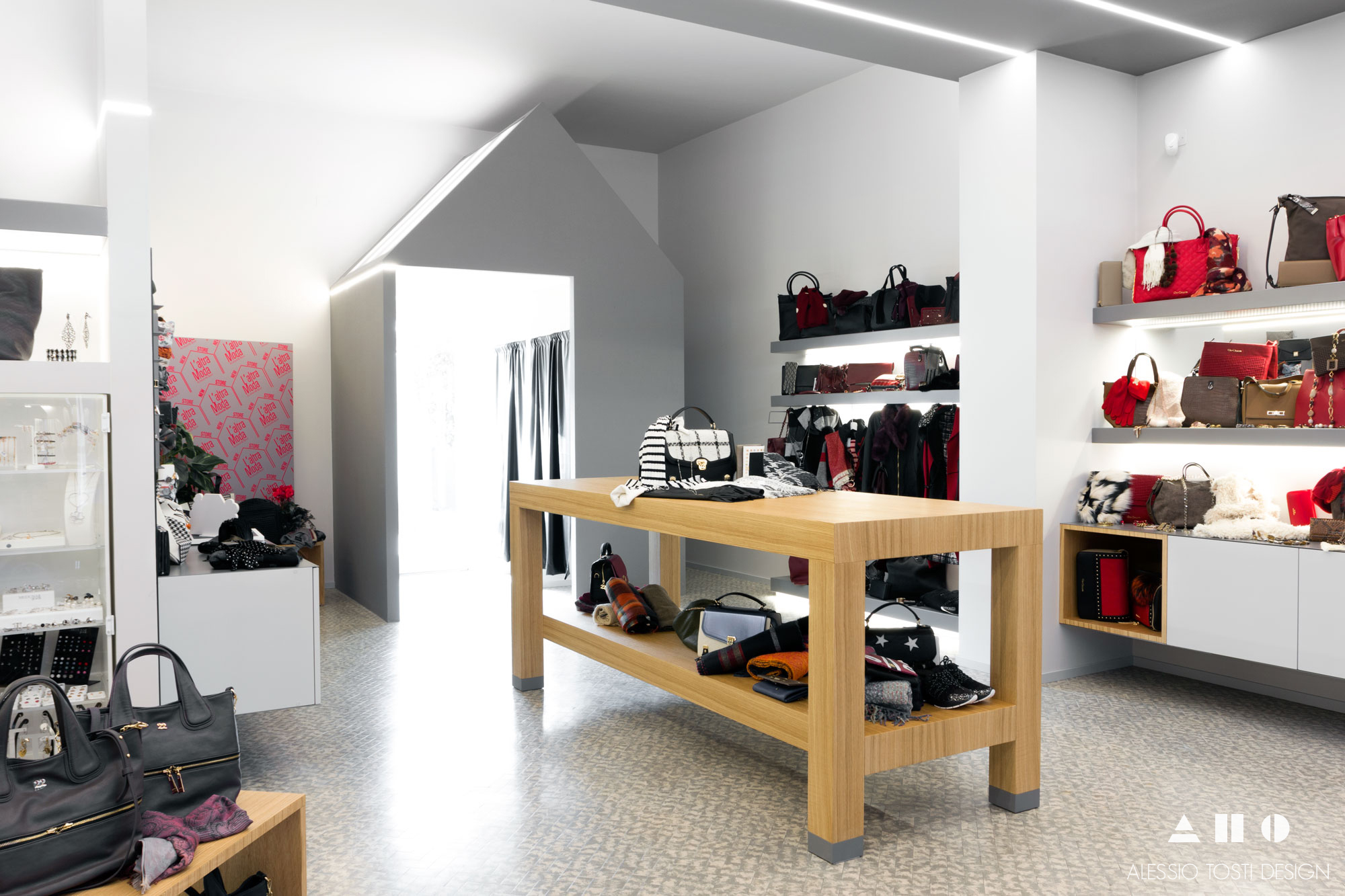 2016 年意大利商店 L'Altra Moda 室内设计案例-0