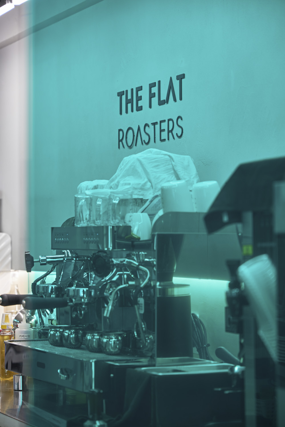 绿色环保，现代简约的 24 小时咖啡厅设计-17