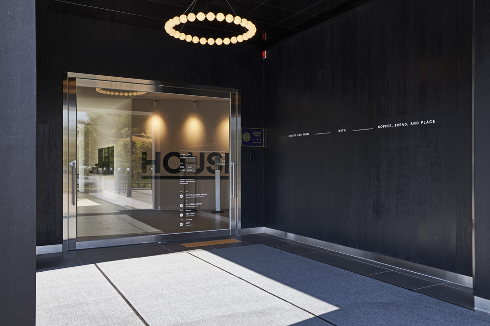 具有现代氛围的两层大型烘焙咖啡馆室内设计专业公司-20