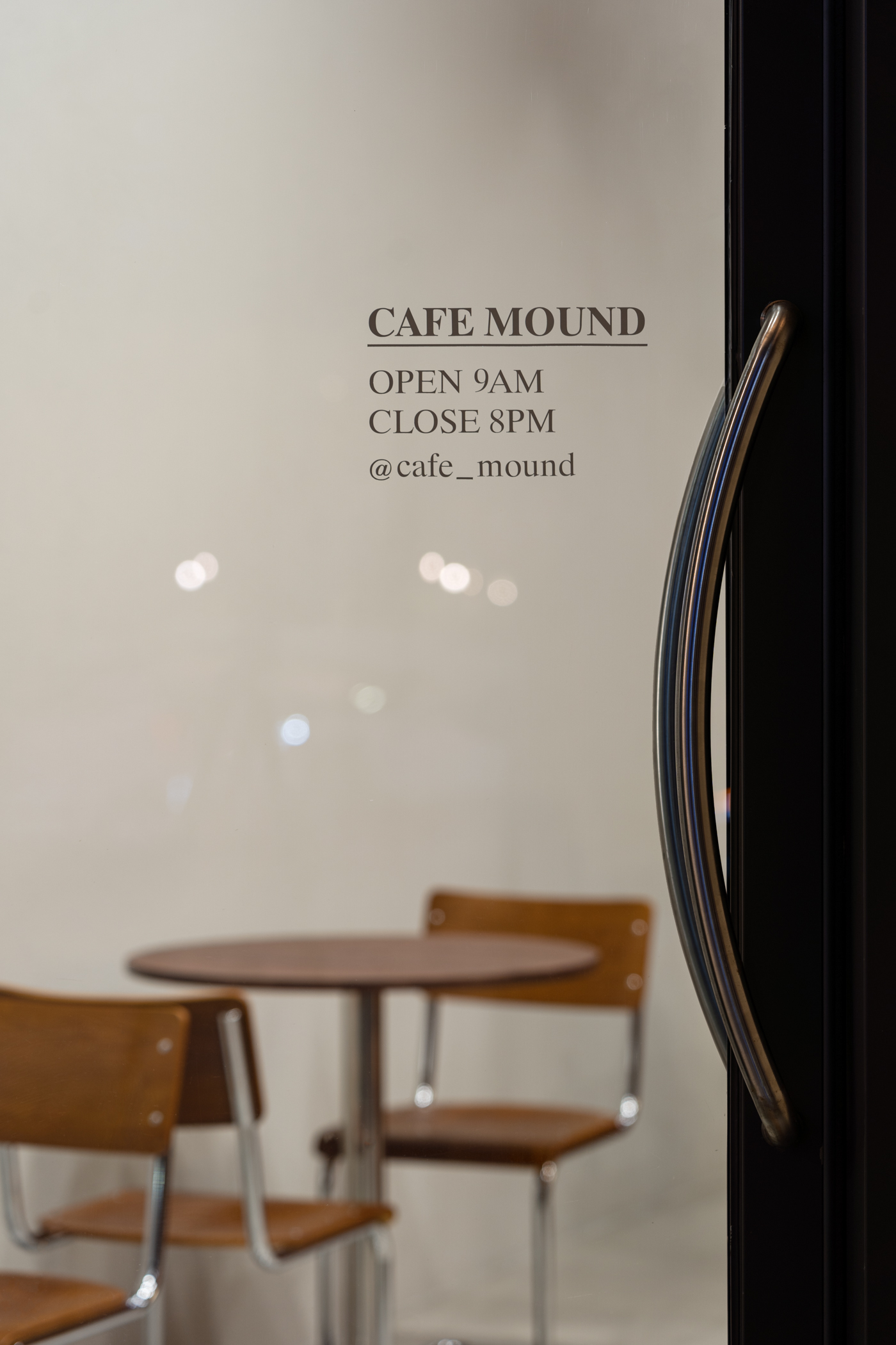 白色与木纹的 13 平贝克里咖啡厅设计-15