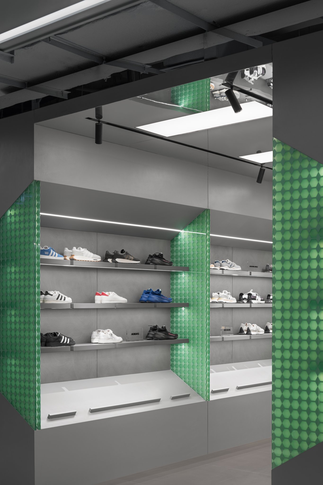 Dong'an Lu·emporium 的“未来实验室”鞋店-6