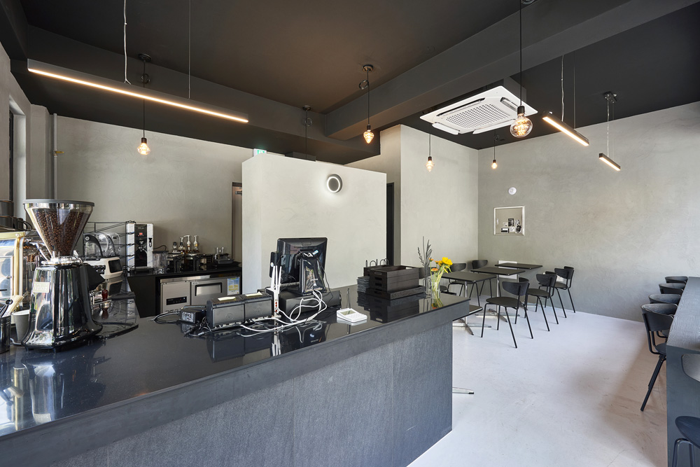 格雷顿现代咖啡厅 | 极简设计中的温馨空间-3