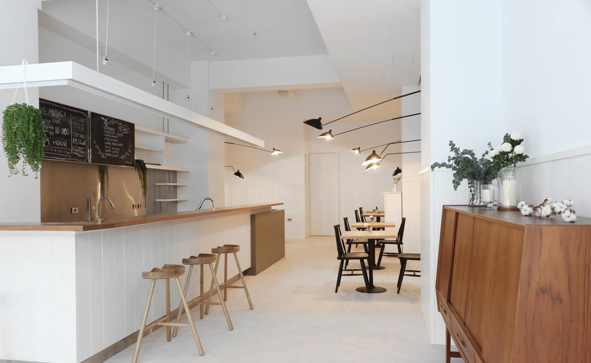 现代北欧风咖啡店,实木元素与绿植的生机融合-4