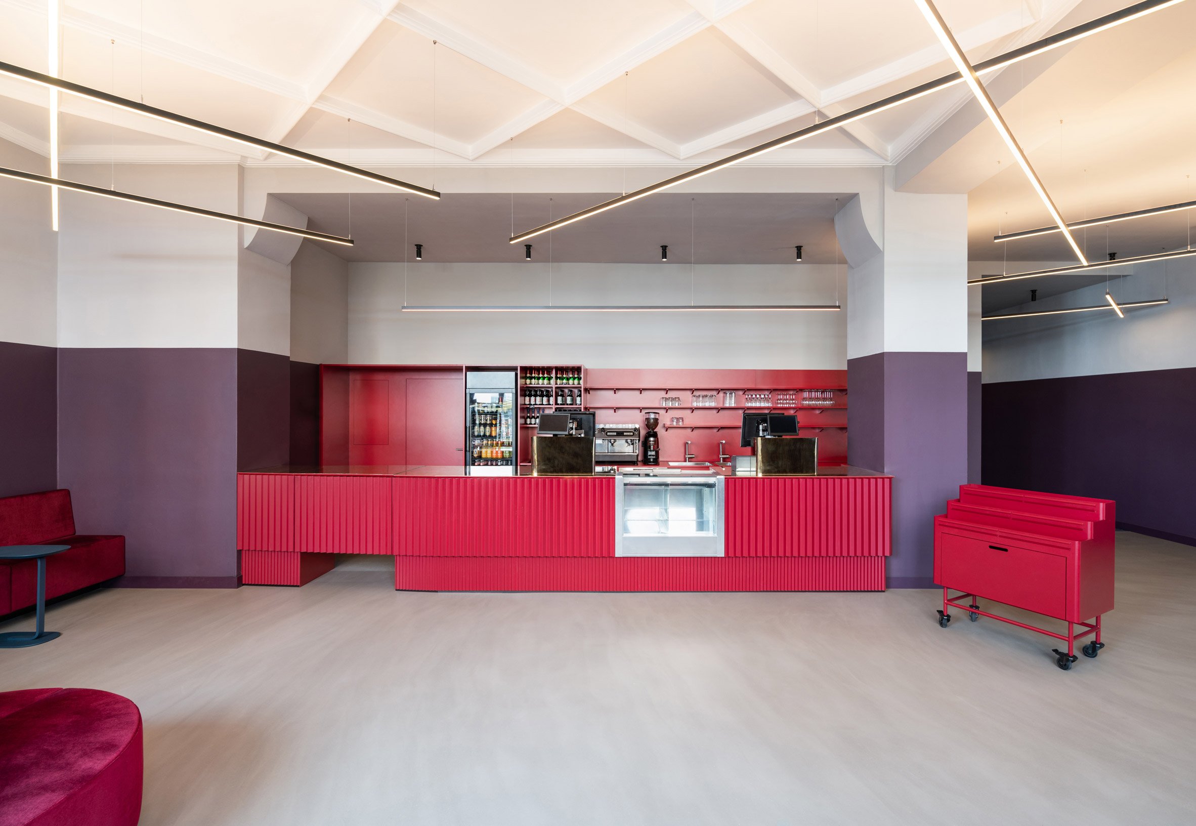 柏林艺术影院 Blauer Stern 翻新，霓虹灯与饱和色彩的视觉盛宴-7