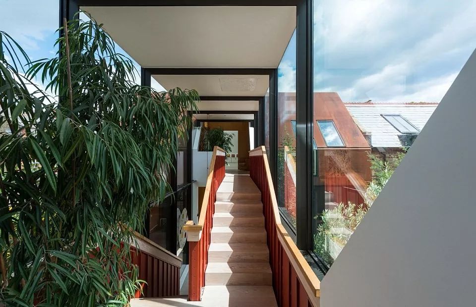 买不起“学区房”，他带2个女儿住进破马厩，花4年爆改，市价3300万!-111