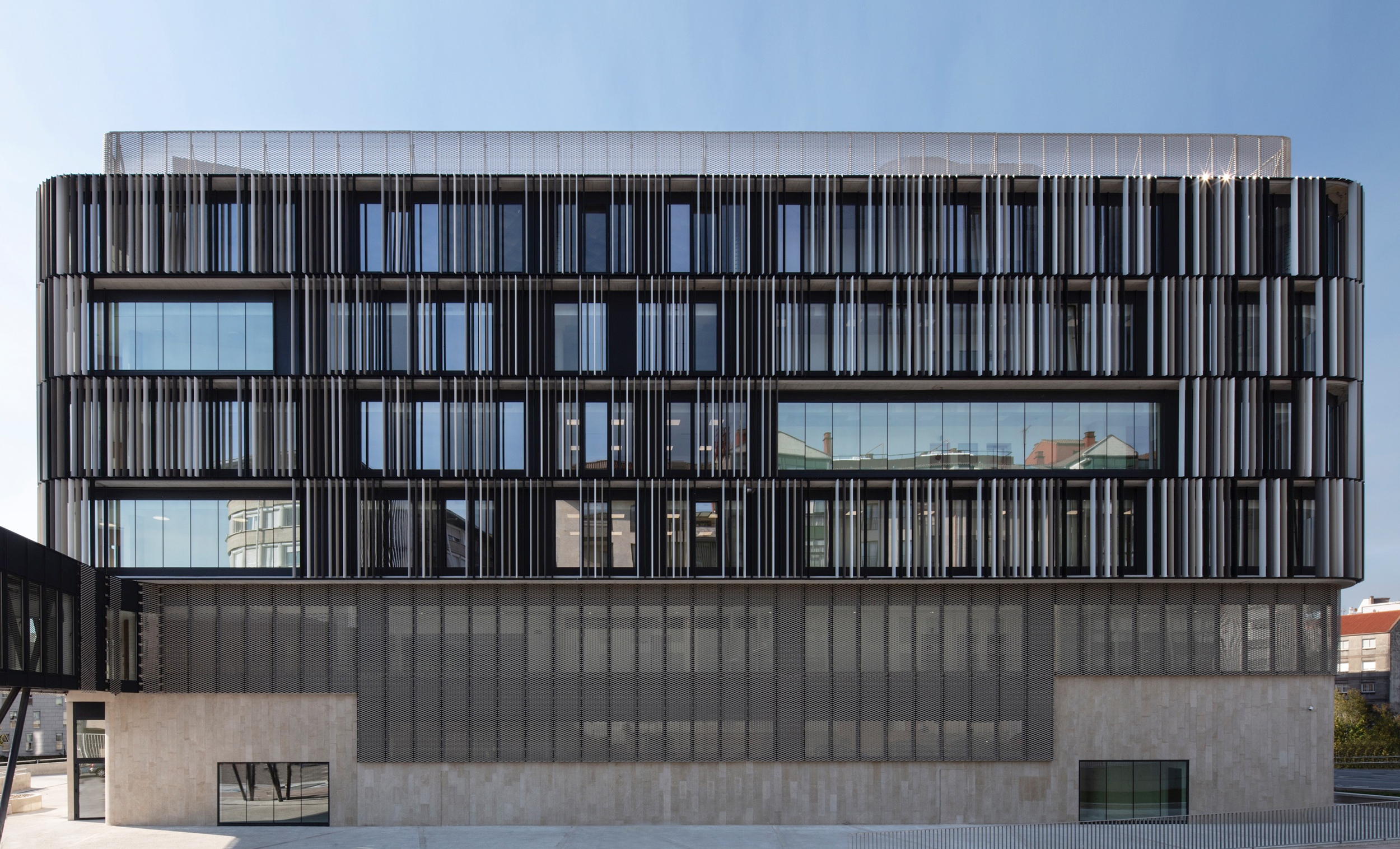 曲线立面、双层皮肤 | 西班牙新司法大楼设计-0