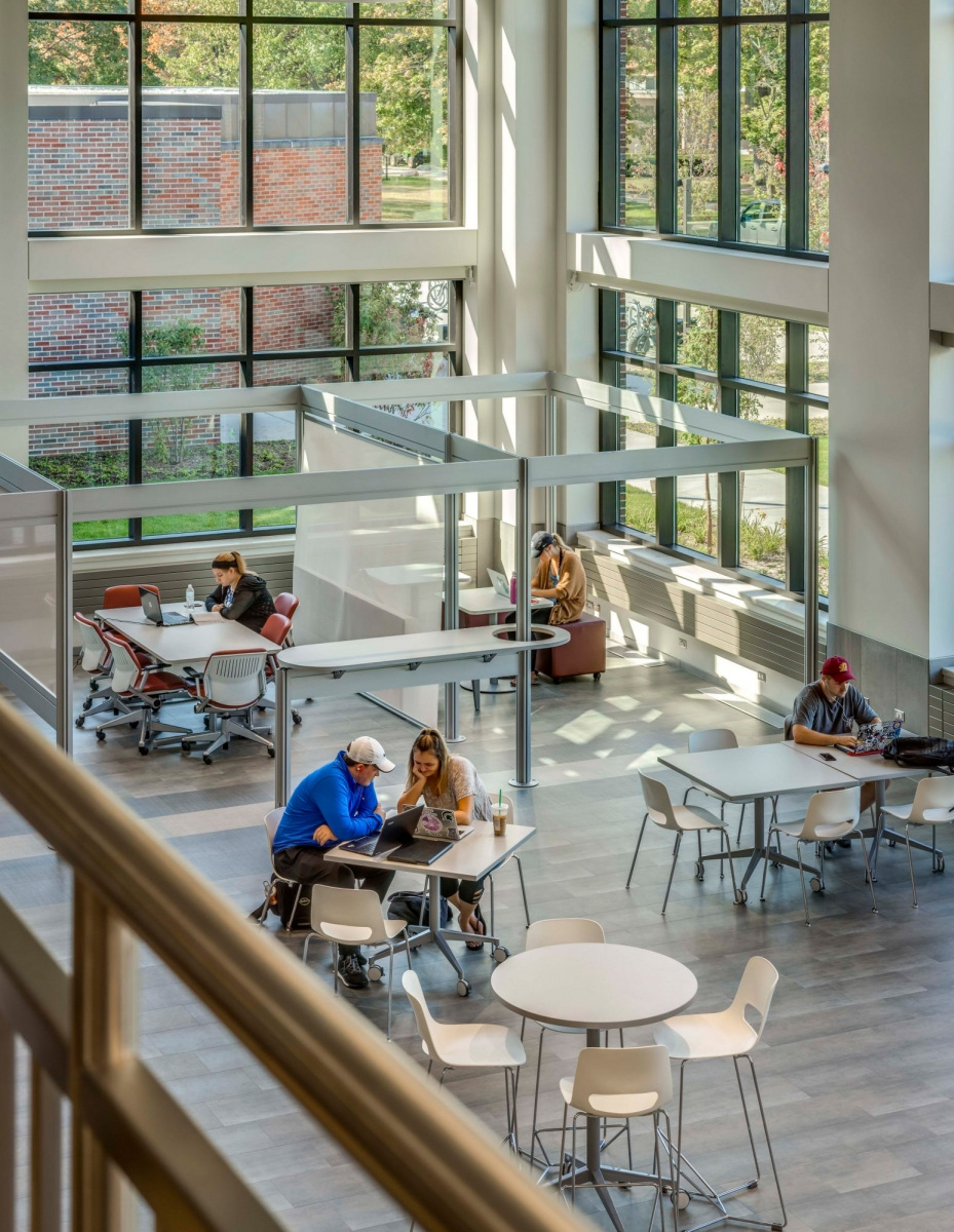 中央密歇根大学 Grawn Hall 商学大厦现代翻新-10