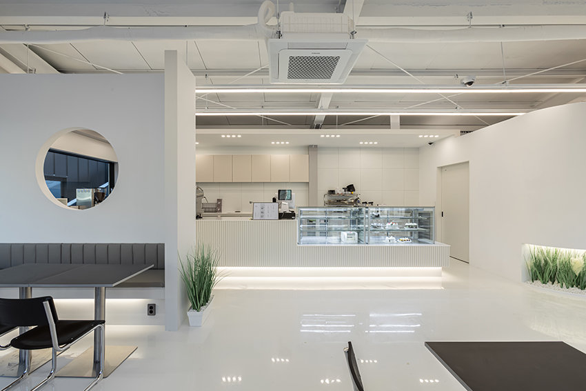 白色调的极简咖啡厅 | 60 平米的精致设计-3