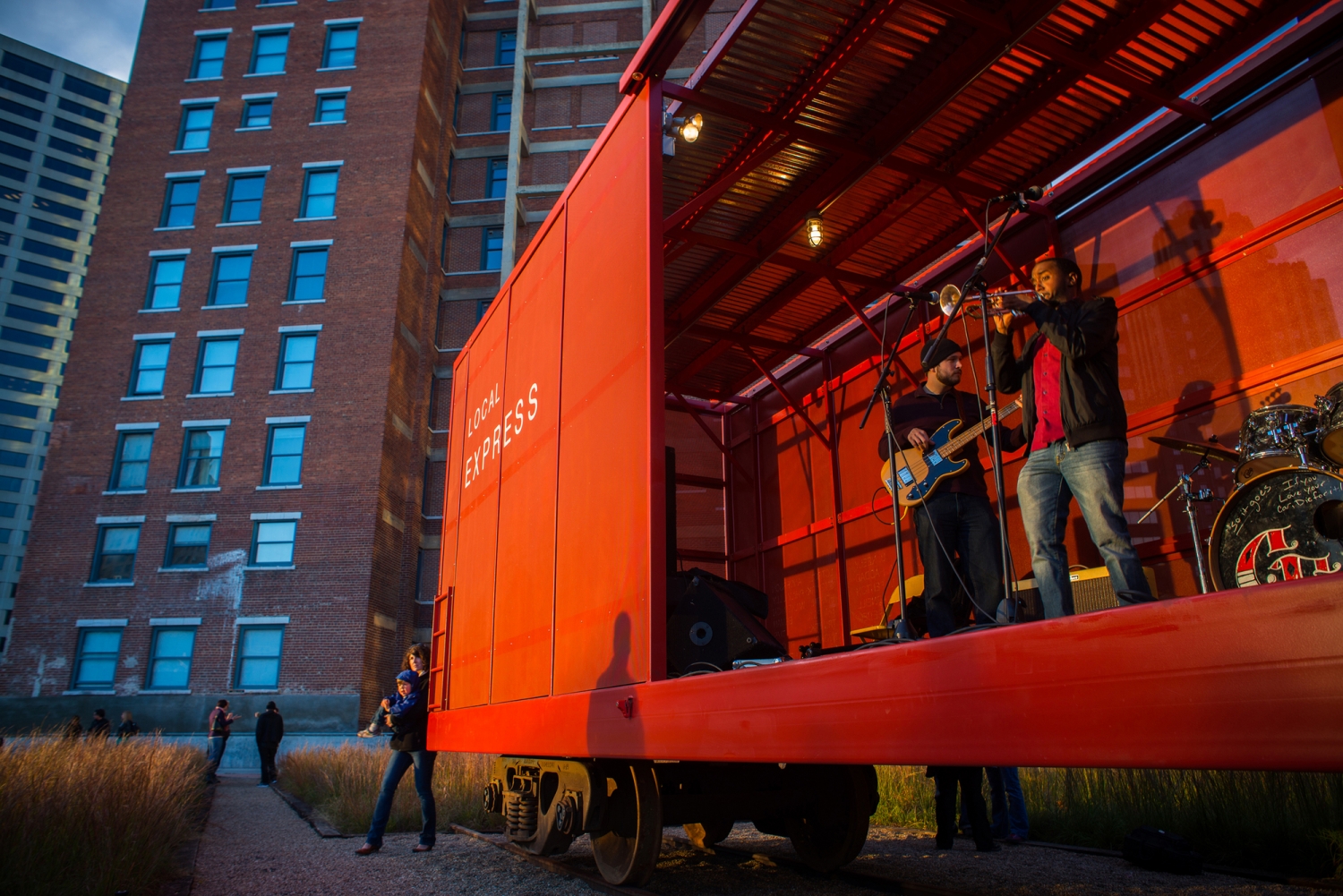 美国 Prairie Logic 避难所 | 嵌入草原的铝板“棚车”-21