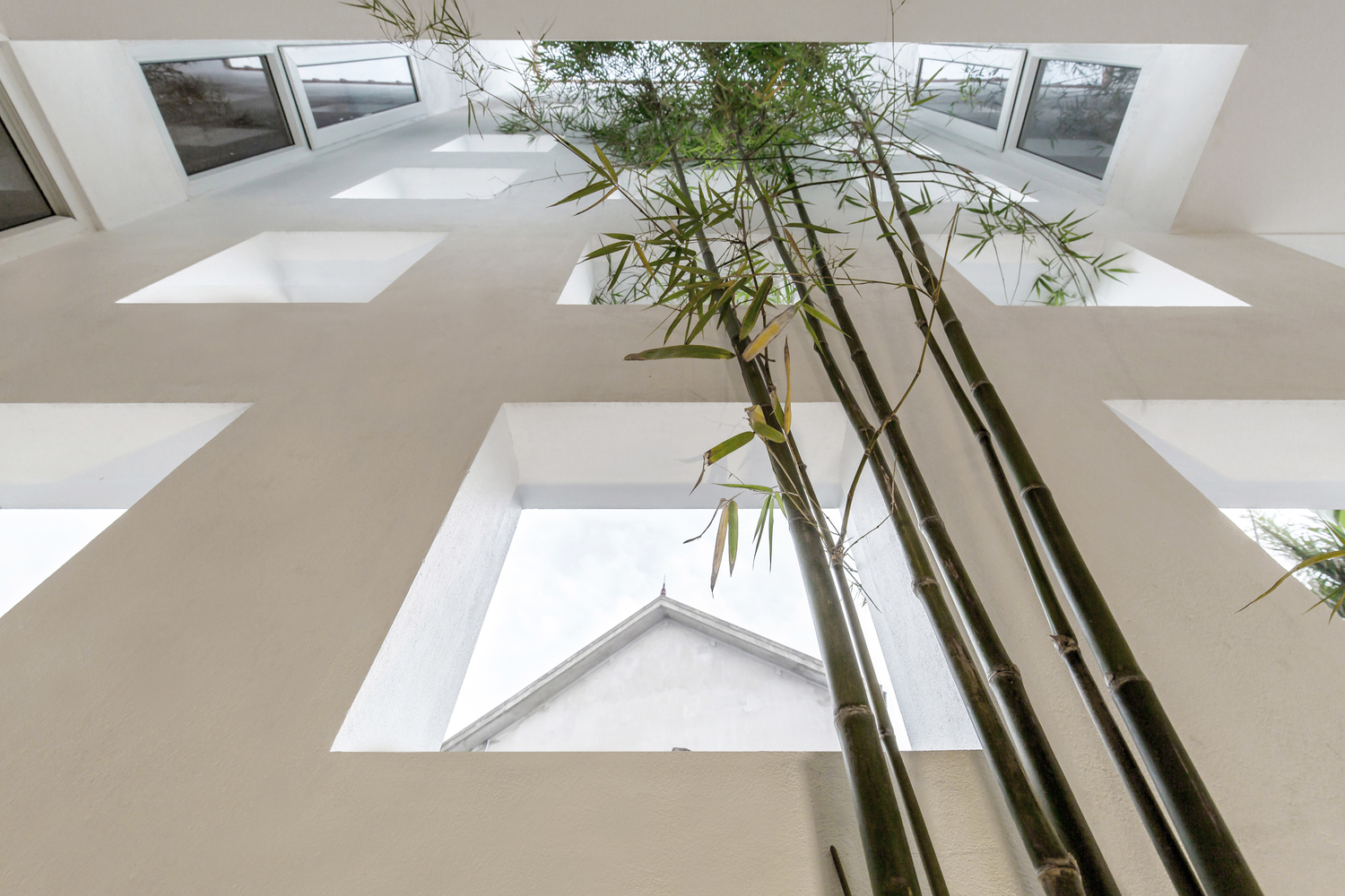 越南中部狭长土地上的共生小屋-33