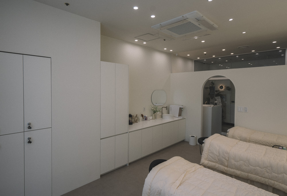 简约时尚 8 平米美妆店设计-5