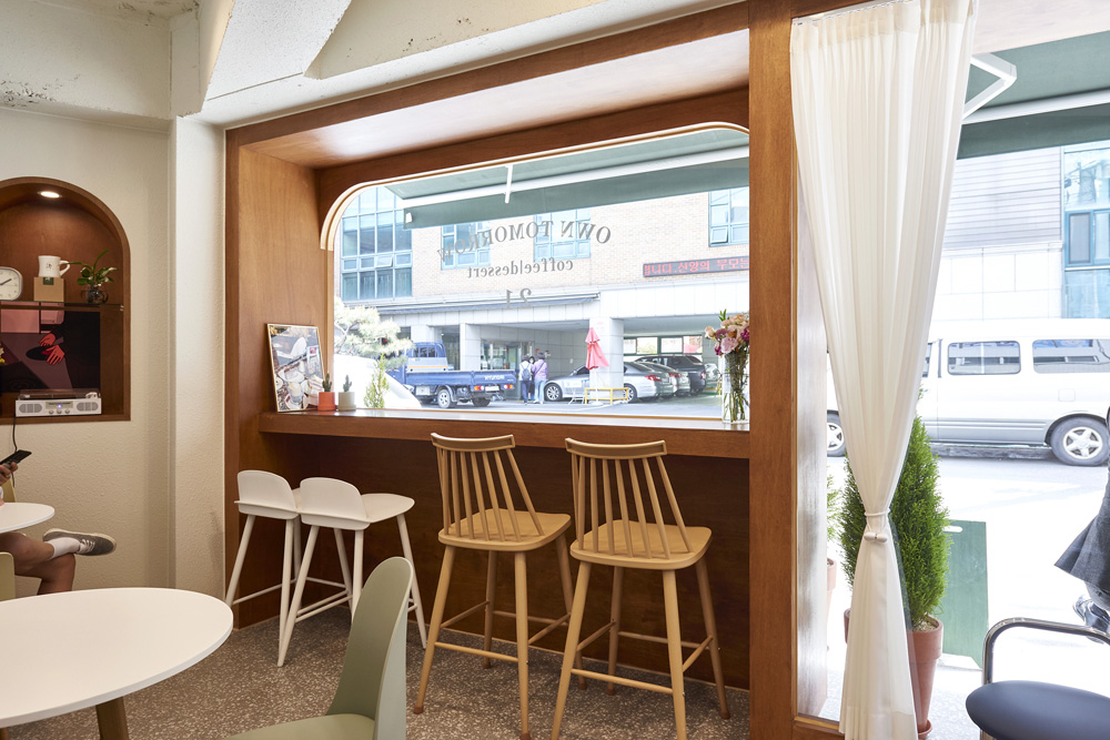 白色与木纹的完美融合 | 10 平米小咖啡厅的极简内饰设计-8