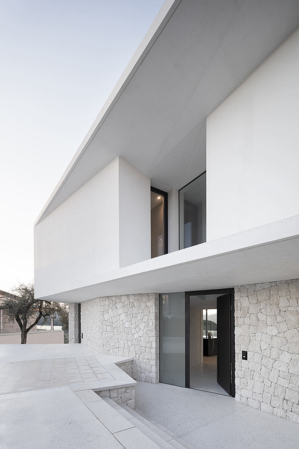 意大利湖景别墅，极简主义与自然的完美结合-5