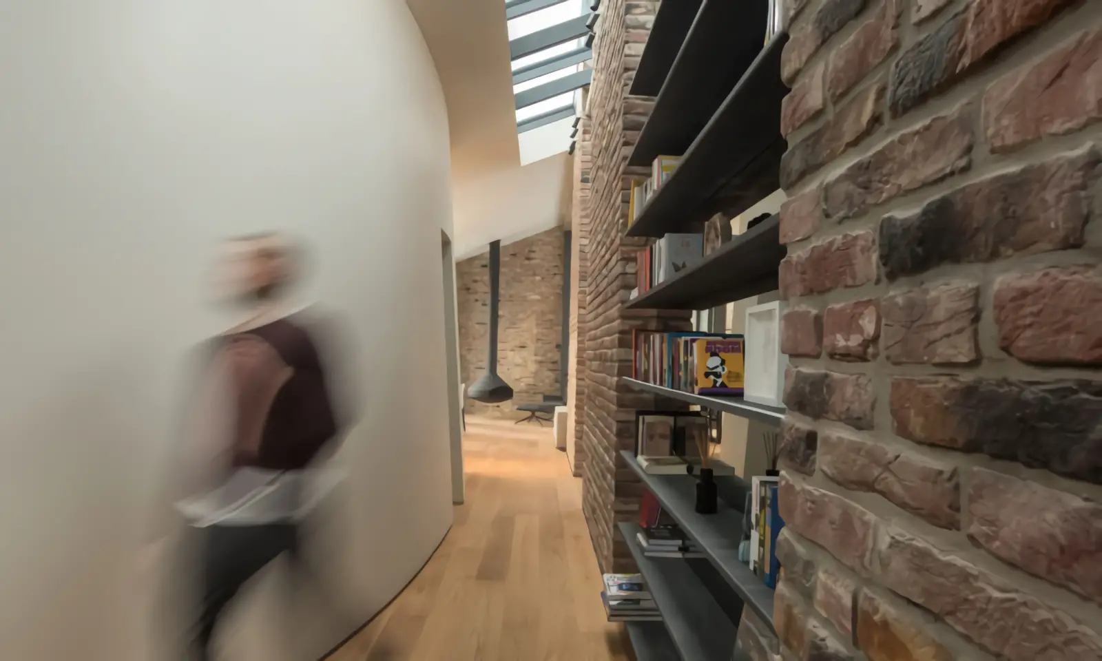 基辅独特设计阁楼 | 古老砖墙与现代钢火炉的完美融合-8