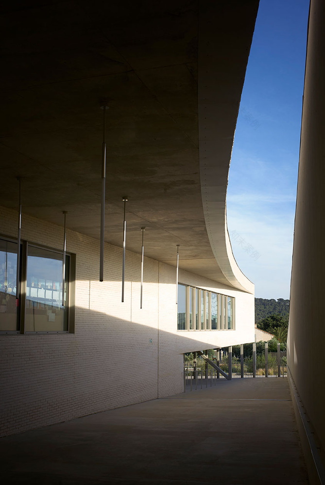 法国 Pomme de Pin 学校建筑群 | 室内景观丰富,融入自然-53