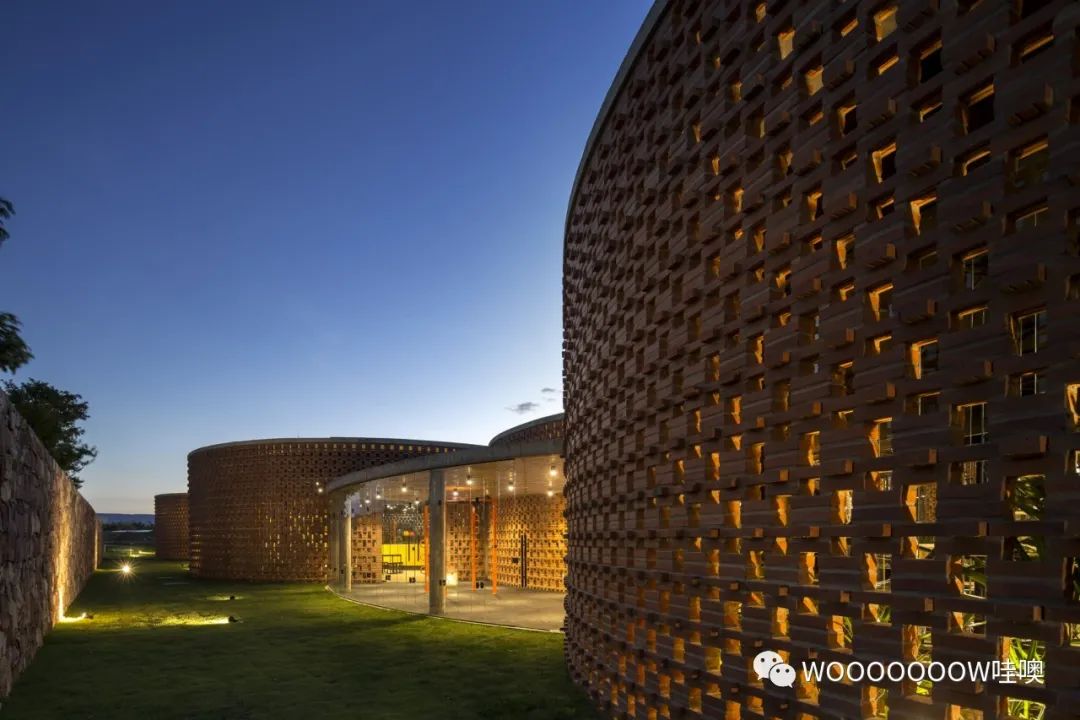 巴西 Unileão 大学体育馆 | 砖纹理与绿意空间的巧妙结合-2