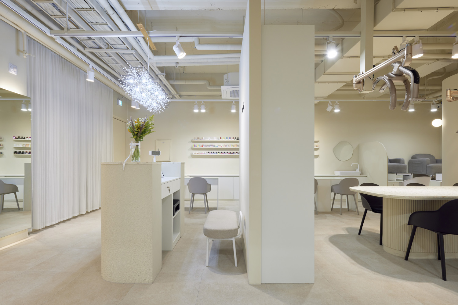 高级舒适的 24 小时美妆与美容沙龙设计-5