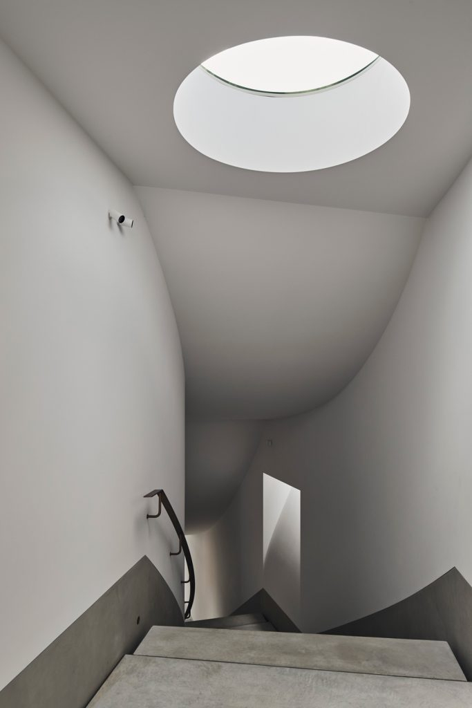 Two Parallel Buildings Above Sydney Harbour | Chenchow Little-4