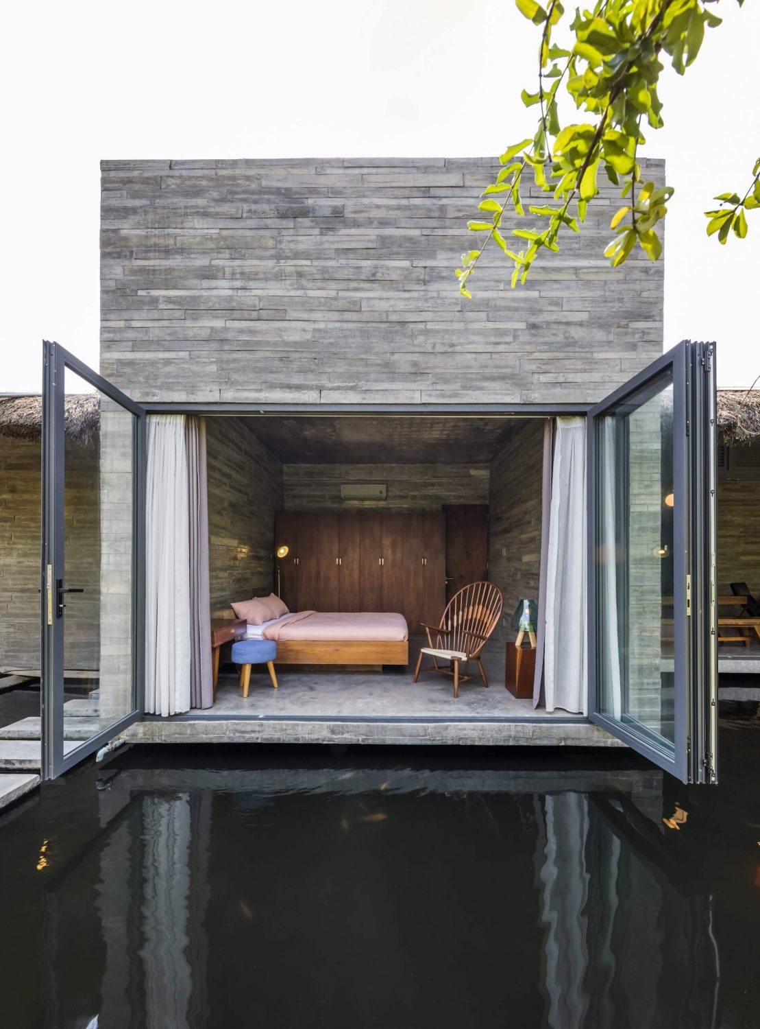 Am House · 越南带茅草屋顶的花园住宅-4