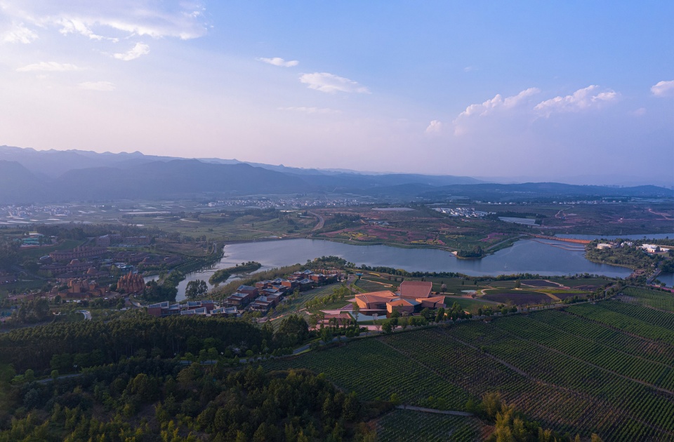 云南东风韵艺术中心 | 红土地上的现代石雕艺术-7