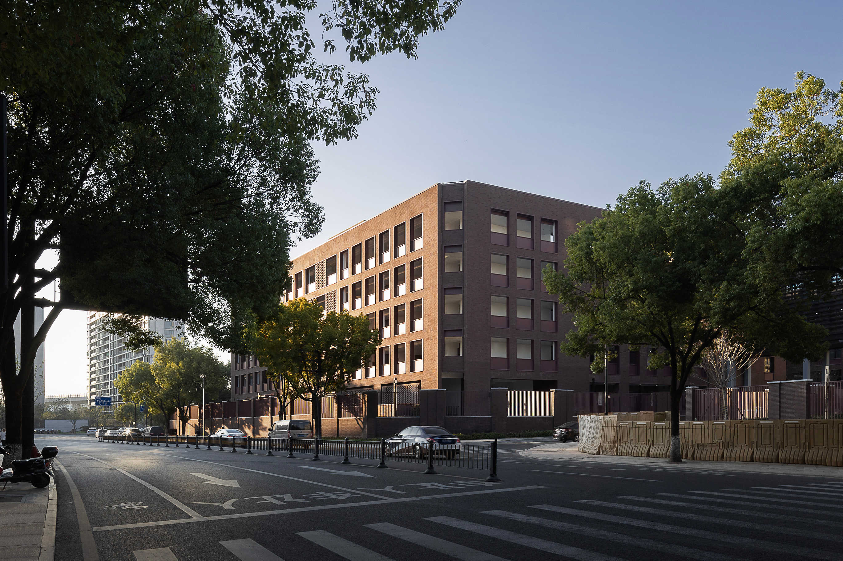 红砖与光影：义乌绣湖小学扩建工程 / 九米设计-0