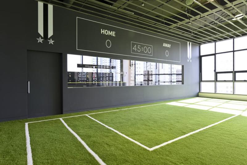 简约设计打造 171 平米室内足球场空间-2