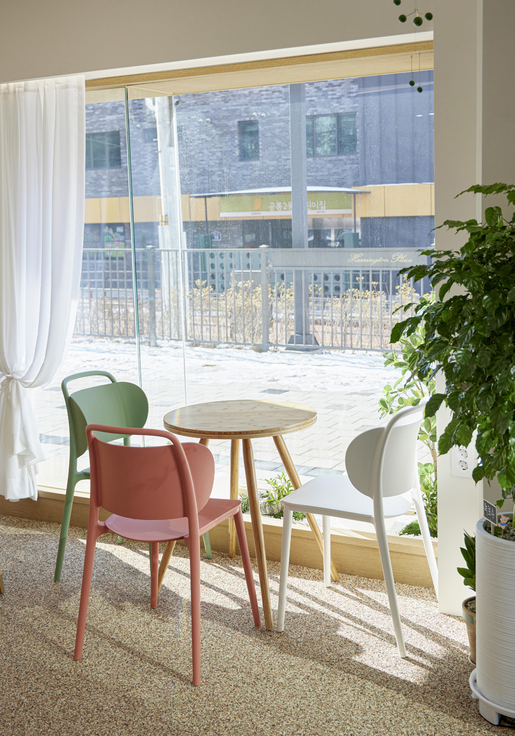 8 坪极简咖啡厅 | 白色与木色的完美融合-10