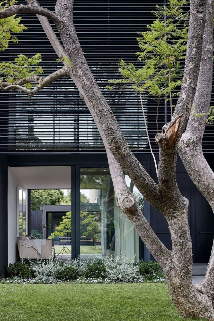 墨尔本 U 型现代别墅 | 坚固与温暖的二元探索-14