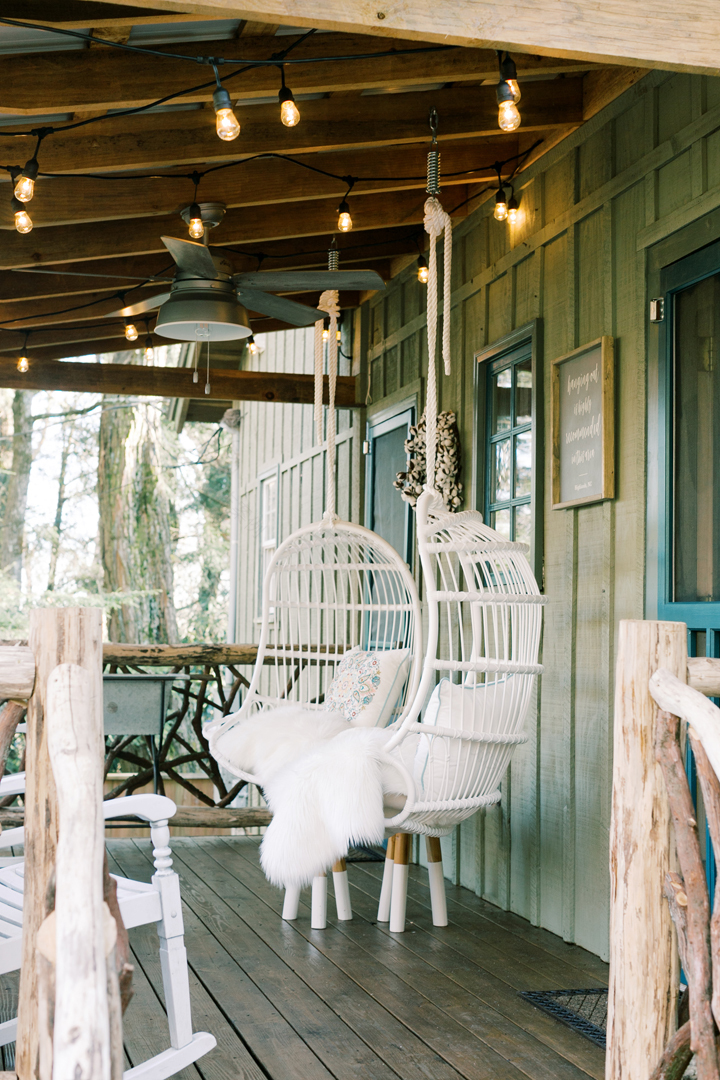 Stunning turquoise home called Acorn Falls Cottage built in the mountains by Ballard Design 由BallardDesign在山上建造的青绿色房子叫AcornFalls小屋。-35