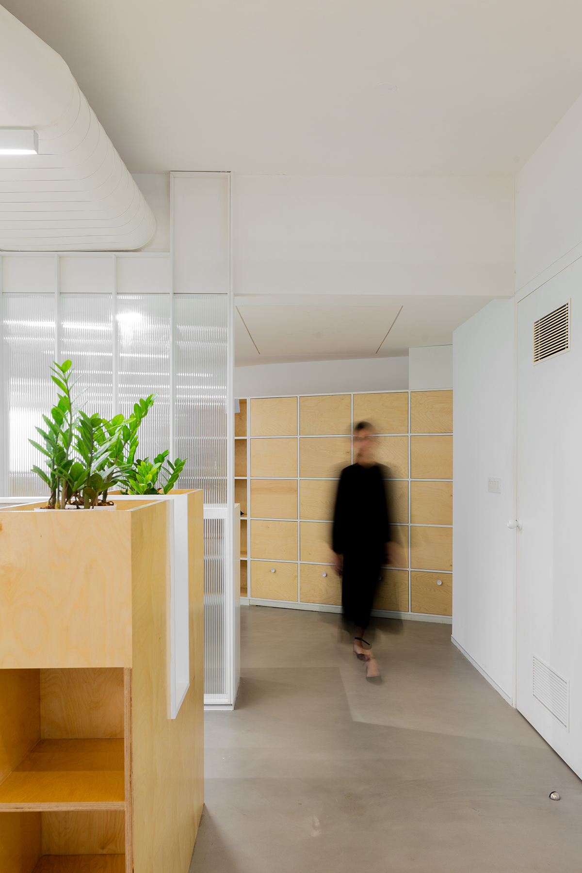 极简自然光下的开放办公空间-32