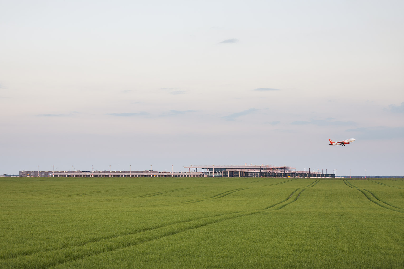 蓄势待发 首航展翅:柏林-勃兰登堡机场正式投入运营 / gmp-10