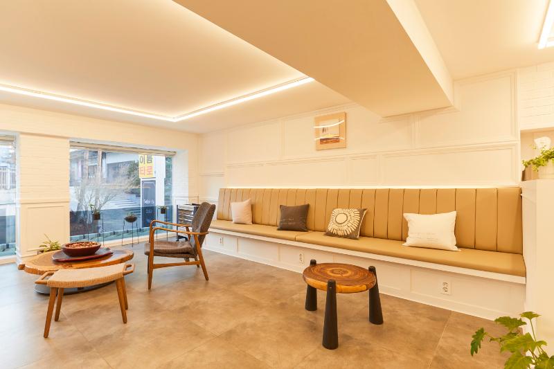 26 平米温馨美容室设计，明亮灯光照亮温馨空间-5