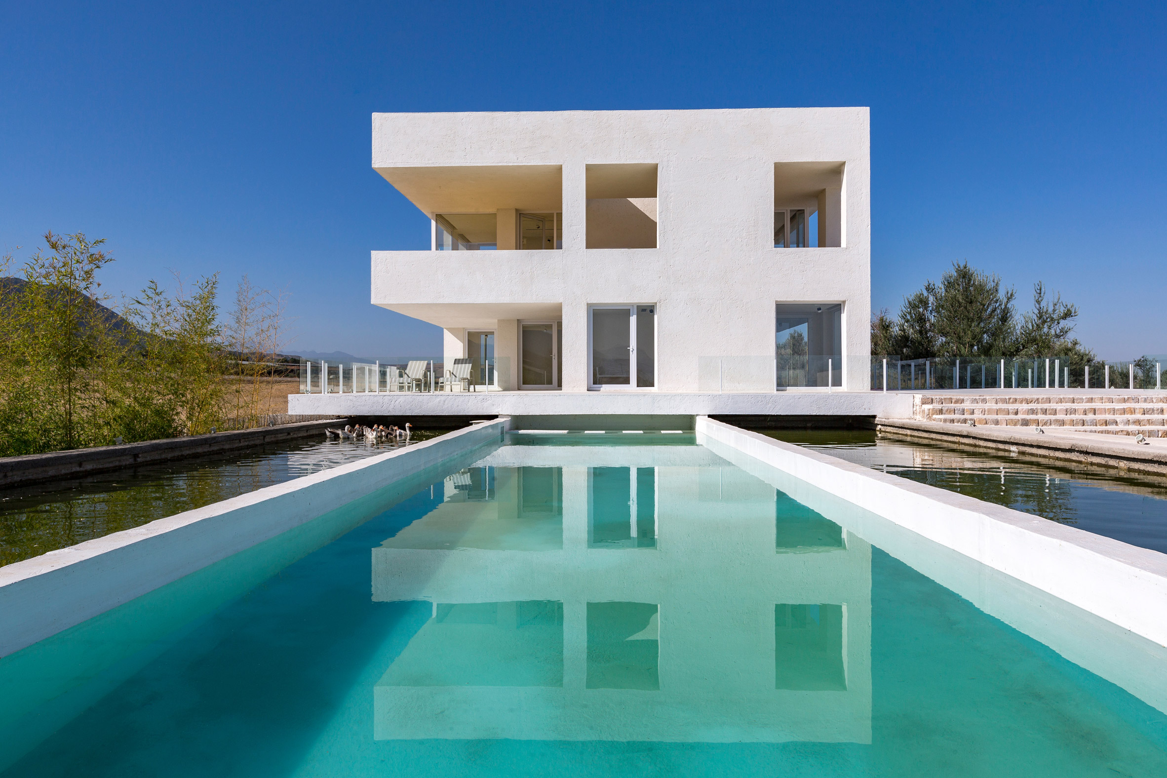 Zav Architects designs Iranian house as a belvedere featuring open-air viewing platforms-16