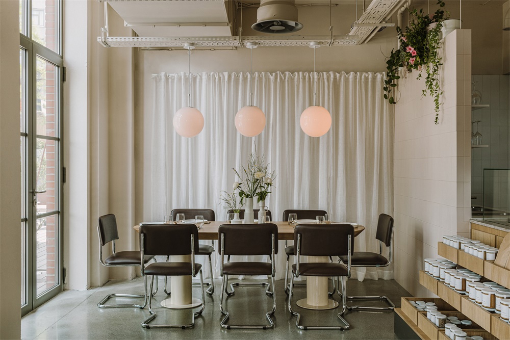 波兰 Nadzieja 现代风格餐厅 | 白色瓷砖、棕皮钢管椅展现包豪斯风格-2