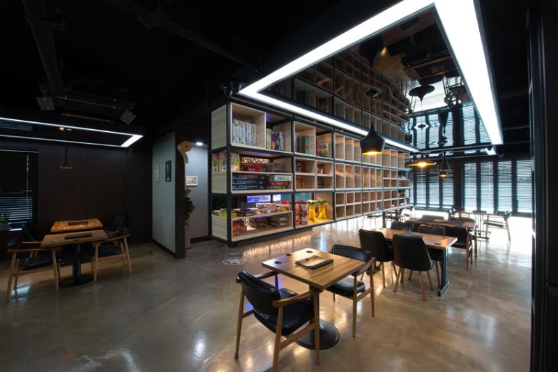55 平米游戏咖啡厅，明亮灯光下的设计奇迹-4