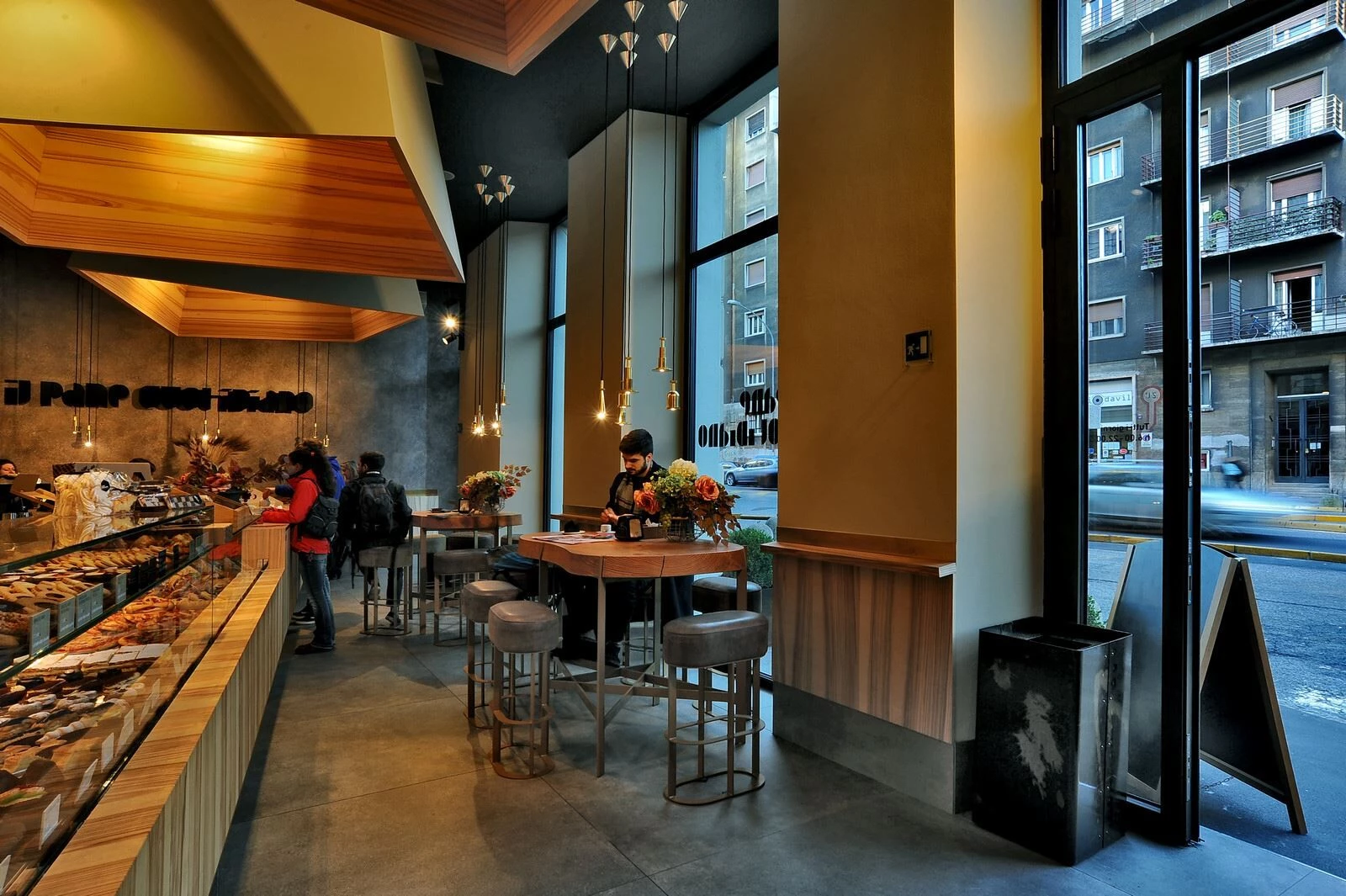 意大利热面包店的动感空间设计丨意大利的里雅斯特-11