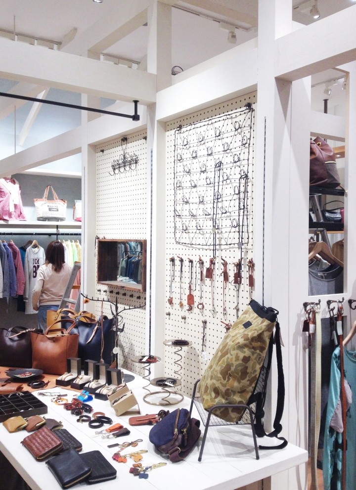 巴黎世家与安德鲁·j·格林的创新合作,通过”永恒符号”系列作品，重新诠释了巴黎世家的标志性风格 - 米尚丽零售设计网 MISUNLY- 美好品牌店铺空间发现者-9