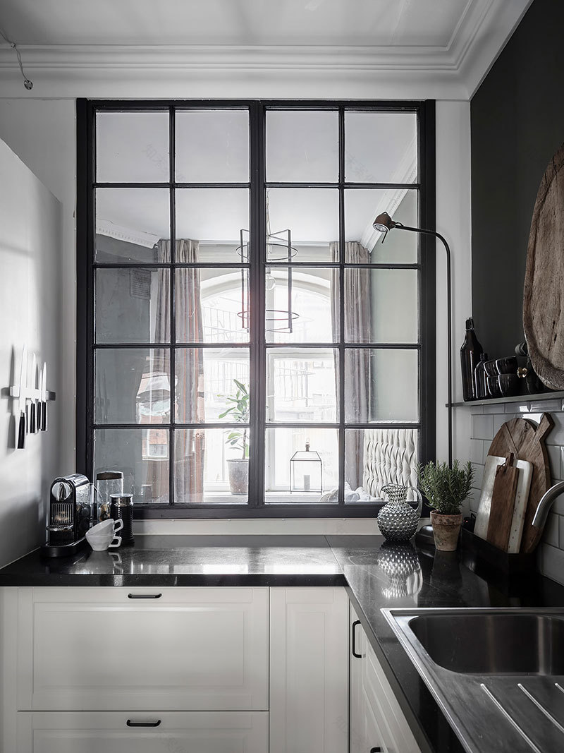 温馨灰褐,穿越式厨房与迷你卧室 | 哥德堡小公寓设计-11