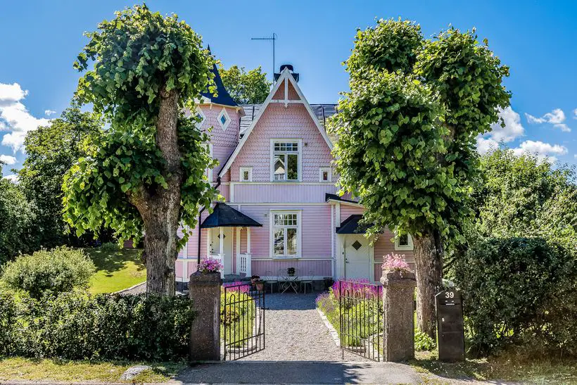 童话色彩的瑞典小屋 | 粉嫩外表引人入胜-19