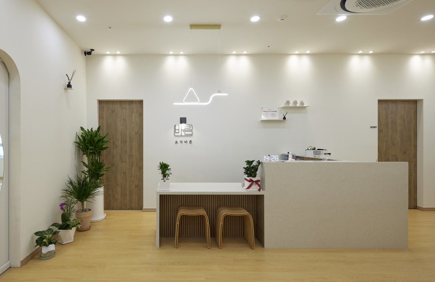 舒适 67 平瑜伽学院，白色与木纹的宁静空间-4